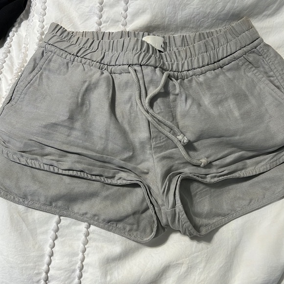 Aritzia Shorts xs- lightly worn - Picture 2 of 3